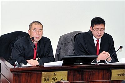 1月5日，呼市中院審理趙志紅案。律師謝飛（左）和張瑞軍（右）出庭為趙志紅辯護(hù)。