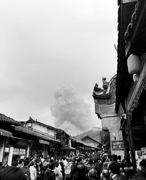 成都龍泉驛區(qū)洛帶古鎮(zhèn)的游客拍到爆炸瞬間濃煙滾滾。