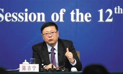 昨日，十二屆全國人大三次會議新聞中心，環(huán)保部部長陳吉寧回答中外記者提問。新京報記者 陳杰 攝