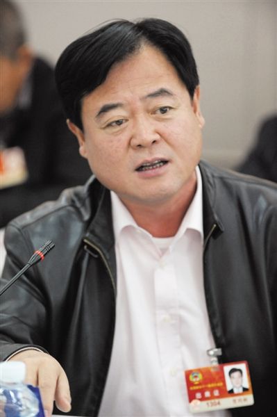 　政協(xié)委員、中國通用技術(shù)集團董事長賀同新稱，按照2014年的數(shù)字，他的薪水下降了近50%。圖/CFP