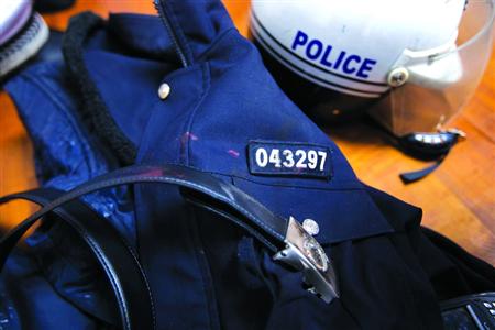 在閔行區(qū)虹橋派出所的一角，擺放著茆盛泉曾經(jīng)最愛的警服?！?43297”的警號、深色的警服依稀可見已經(jīng)凝固的血跡，警用皮帶也斷裂了。