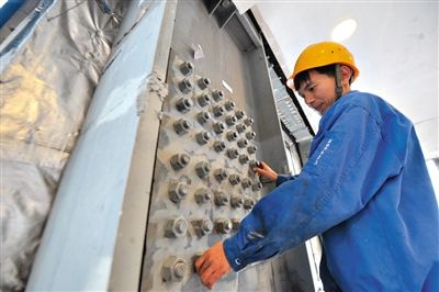 工人在內(nèi)部安裝鋼結(jié)構(gòu)。