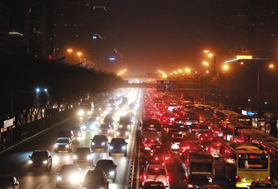 昨晚，因沙塵暴導(dǎo)致能見度低，長安街嚴(yán)重堵車。