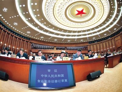 昨日，食品安全法修訂草案提交十二屆全國(guó)人大常委會(huì)第十四次會(huì)議進(jìn)行三審。 新華社記者 李濤 攝