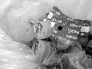 食藥監(jiān)執(zhí)法人員封存了無證水廠的假商標(biāo)。