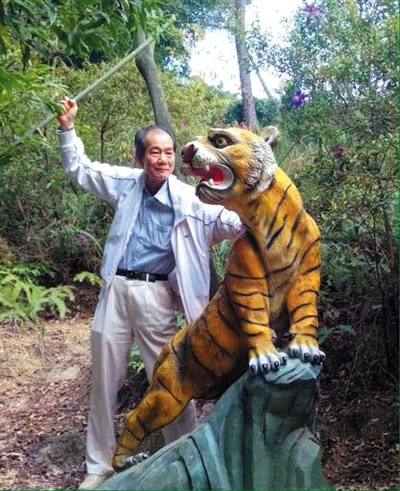 2015年1月10日，區(qū)少坤到廣東肇慶九龍湖游玩，拍攝打虎圖。