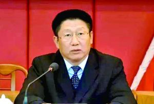 他曾身居要職，在仕途上平步青云，“連跳式”升官；他如今落馬，被查出近乎瘋狂地收受巨額利益、用公款送禮，還隱瞞“裸官”身份、在私企老板的安排下多次嫖娼、參與賭博、與多名女性通奸，被一線辦案人員形容為“五毒俱全”的干部。近日，深圳原市委常委、政法委書記蔣尊玉的貪腐歷程被披露。