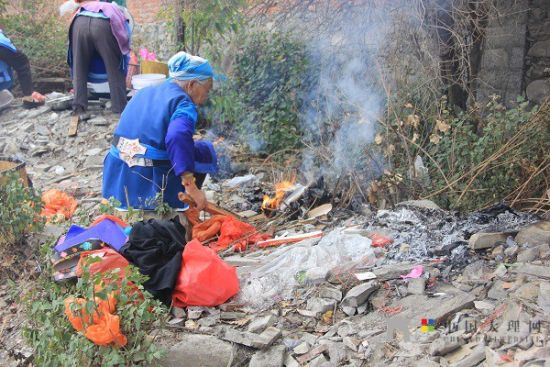 老人們準(zhǔn)備好松香紙錢等祭祀用品，虔誠(chéng)祈福。