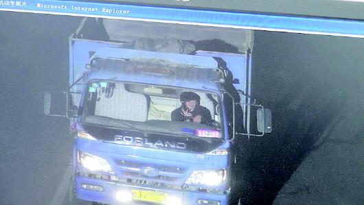 張某被抓拍到開車打手機。