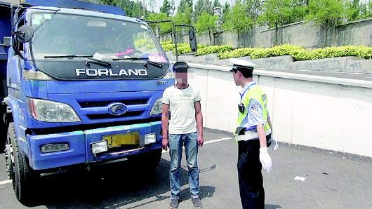 民警對持C1駕照駕駛大貨車、一年違法350余次的張某進行批評教育。