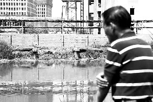 2015年6月5日，上海的古御界橋只剩橋墩和兩塊橋面。