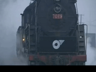 抗日雷劇再現神技：自行車飛起還能截火車