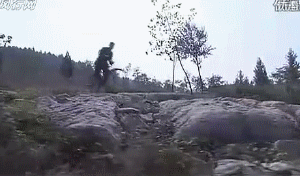 抗日雷劇再現神技：自行車飛起還能截火車