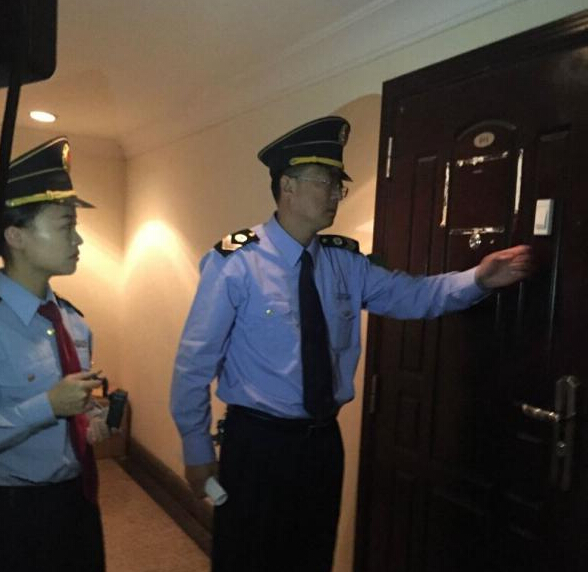 青島市衛(wèi)生監(jiān)督所的工作人員在郝愛(ài)勇診所執(zhí)法。