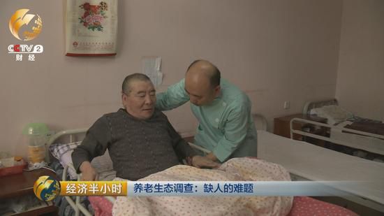 每天凌晨5點(diǎn)多，老姜就起床。幫老人挨個(gè)洗臉，口腔護(hù)理，換尿墊，擦身。