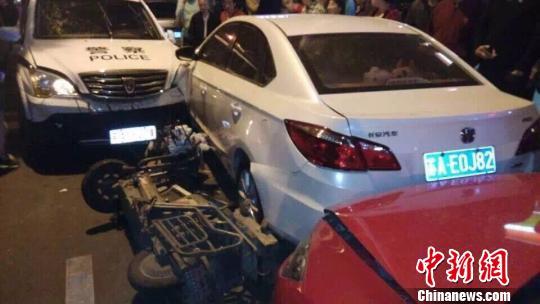 網(wǎng)友上傳的現(xiàn)場(chǎng)事故圖片。 網(wǎng)友拍圖 攝