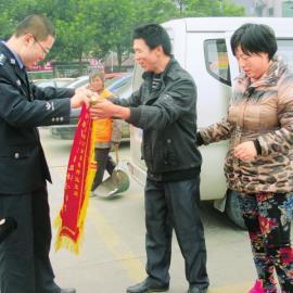 何姜姜的父母給民警送錦旗。