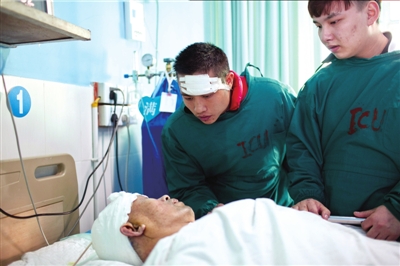 11月16日，王冬（頭部包裹紗布者）在照顧李大爺