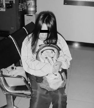 扮學(xué)生妹乞討的女子。