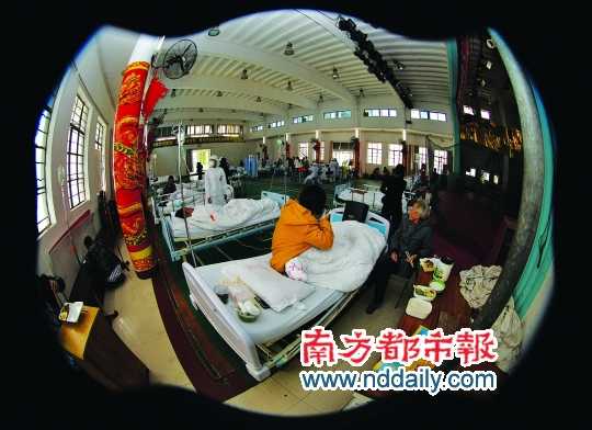 病人被轉(zhuǎn)移到該院的工會大禮堂。通訊員 符曉亮 攝