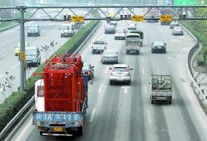 內(nèi)環(huán)高速連應(yīng)急車道也被社會(huì)車輛占用著，3月嬰兒最后病重離世