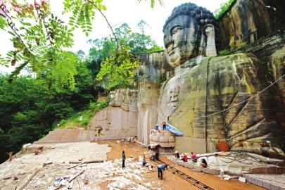 佛像雕刻現(xiàn)場。