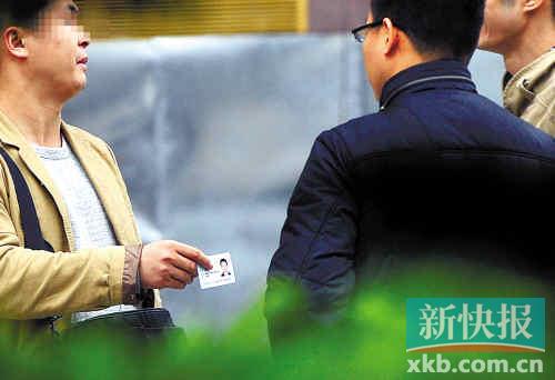 在進(jìn)行了近半個(gè)月暗訪調(diào)查中，有證販子告訴記者稱，二代身份證買賣已形成產(chǎn)業(yè)鏈，不僅貨源穩(wěn)定，生意也是相當(dāng)紅火?！稣褟V場附近，一名男子正向記者兜售二代身份證。