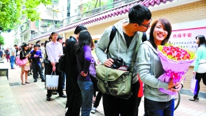 2011年11月11日，越秀區(qū)民政局，登記結(jié)婚的隊(duì)伍排了足有一百米長（資料圖片）。　記者黃澄鋒攝