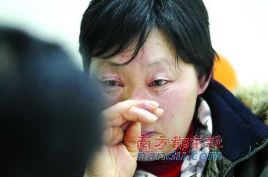 　　聽聞判決結(jié)果，被害人母親楊書會(huì)控制不住眼淚。南都記者徐文閣攝