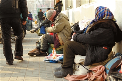 昨天，仍有流浪人員在路邊居留。本報(bào)記者譚青攝/視頻