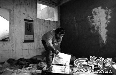 　西安市解放路與東大街十字西北角的一棟待拆遷的樓房中，陳露山整理自己每天看的報(bào)紙