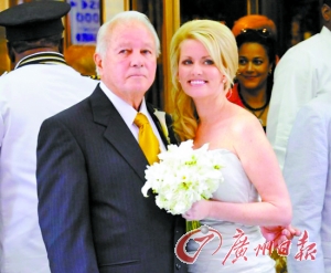 二00一年，埃德文和特里娜舉行婚禮。