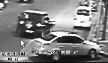 事發(fā)現(xiàn)場監(jiān)控錄像顯示，白圈內(nèi)的被害人老丁，正在牧馬人越野車旁收費。 圖片來自電視截圖