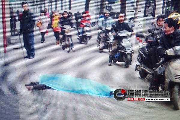 2月4日早上8時(shí)30分許，長沙人民中路255號一棟住宅樓露天樓梯6樓頂部，一名三十多歲的中年男子跳下