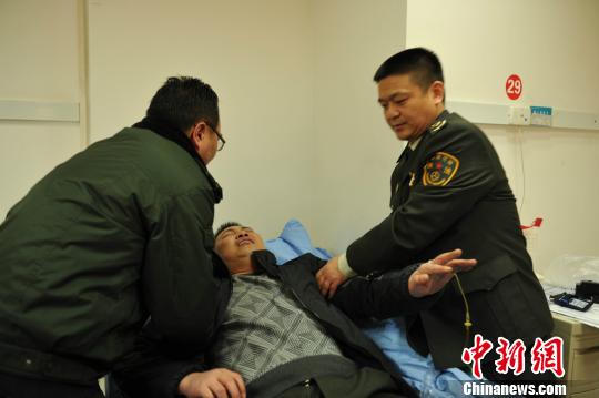 被“黑車”頂跑近5公里的執(zhí)法隊(duì)員周應(yīng)鑄被送至醫(yī)院急救?！￠Z成全　攝