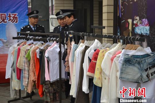 警方展示的部分被盜服裝?！∷瘟⒊z