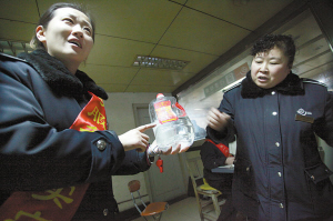 　車站人員在講述當(dāng)時(shí)情況，一桶5斤的白酒已被喝掉大半記者周杰攝