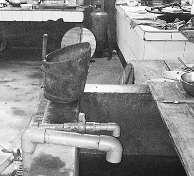 在鎮(zhèn)機(jī)關(guān)食堂，洗菜煮飯都用自來水。