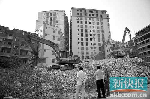 在無數(shù)次專項(xiàng)行動和強(qiáng)拆風(fēng)暴的背后，是衍生出的各色潛規(guī)則。