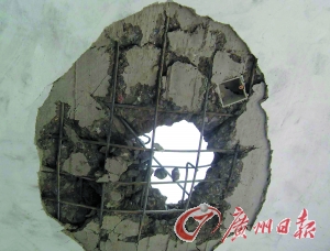 被雷電擊穿的民房。