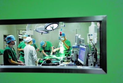 昨晚，醫(yī)生為小進(jìn)進(jìn)做截肢手術(shù)。