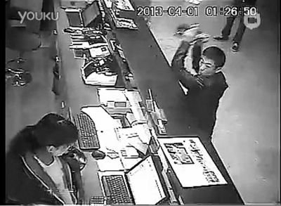 另一同行男子，操起柜臺上的擺件，用力砸向女服務員面部。