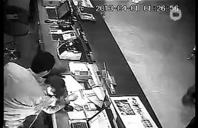 第三名白衣男子沖進柜臺內對女服務員一頓拳打腳踢。