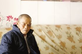 4月15日，劉爹爹的一只眼睛上有明顯的淤青。