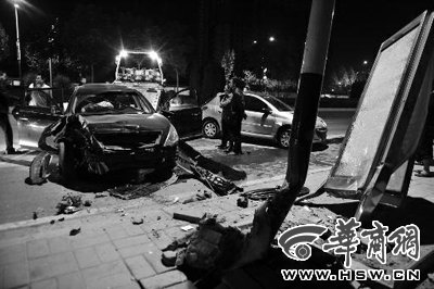 司機(jī)酒駕拖行市民上百米 面對盤問保持笑容(圖)