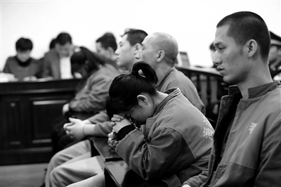 昨日，因涉嫌誘騙男網(wǎng)友進(jìn)行高額消費(fèi)，海淀區(qū)一咖啡廳負(fù)責(zé)人及“吧女”等14人受審。新京報(bào)記者 王貴彬 攝