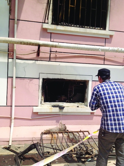 窗戶被燒得面目全非。