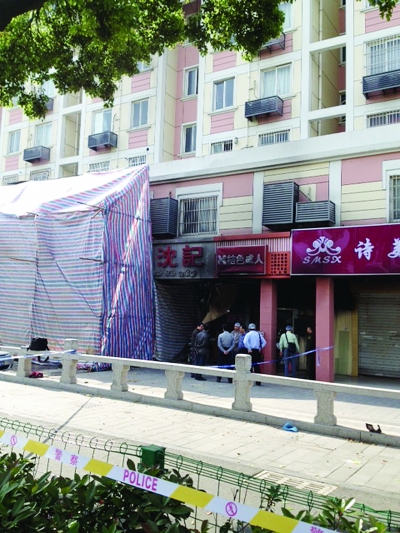 警方勘查事故現(xiàn)場。