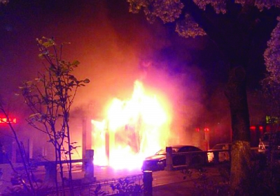 現(xiàn)場火勢很大。網(wǎng)友供圖（請聯(lián)系本報領(lǐng)取稿酬）