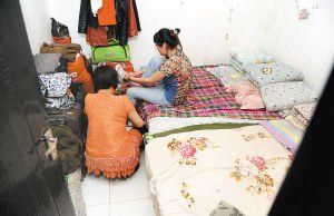 在米家崖一民房內，母親蹲在地上幫身陷傳銷的女兒穿鞋，但遭到女兒拒絕